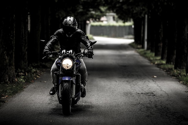motorkář na cestě