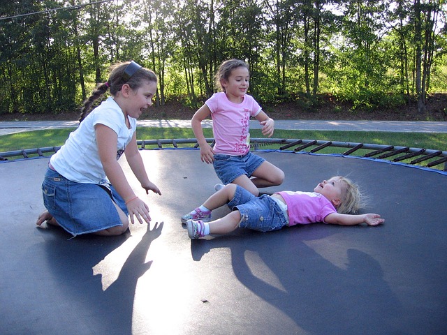 děti hrající si na klasické trampolíně